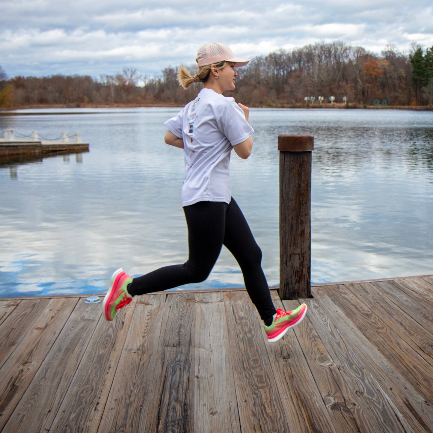 Swift Running - EQUUS Women - Pink - Woman running on dock