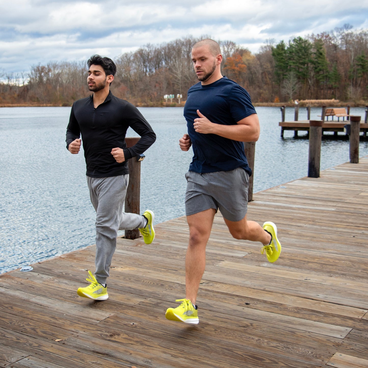Swift Running - HORUS Men - Yellow - Men running on dock