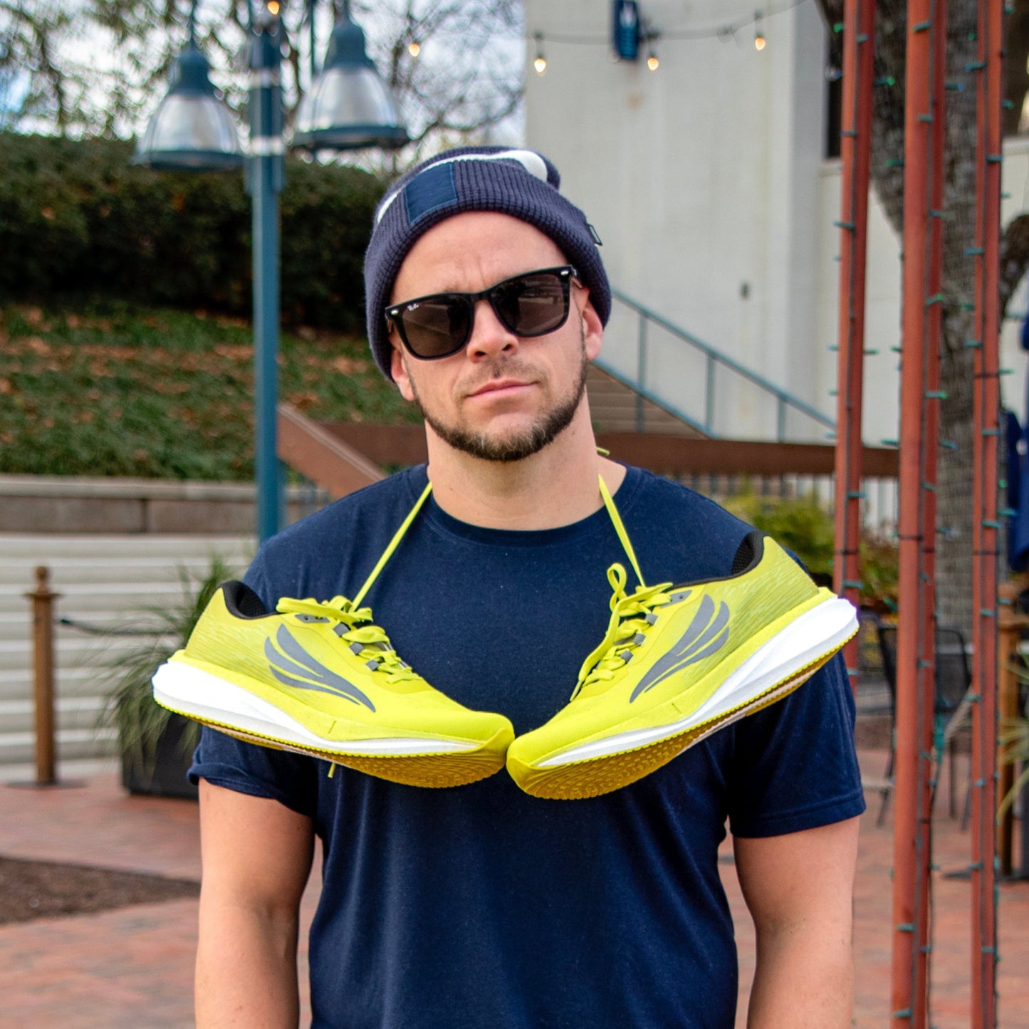 Swift Running - HORUS Men - Yellow - Man with shoes slung around neck