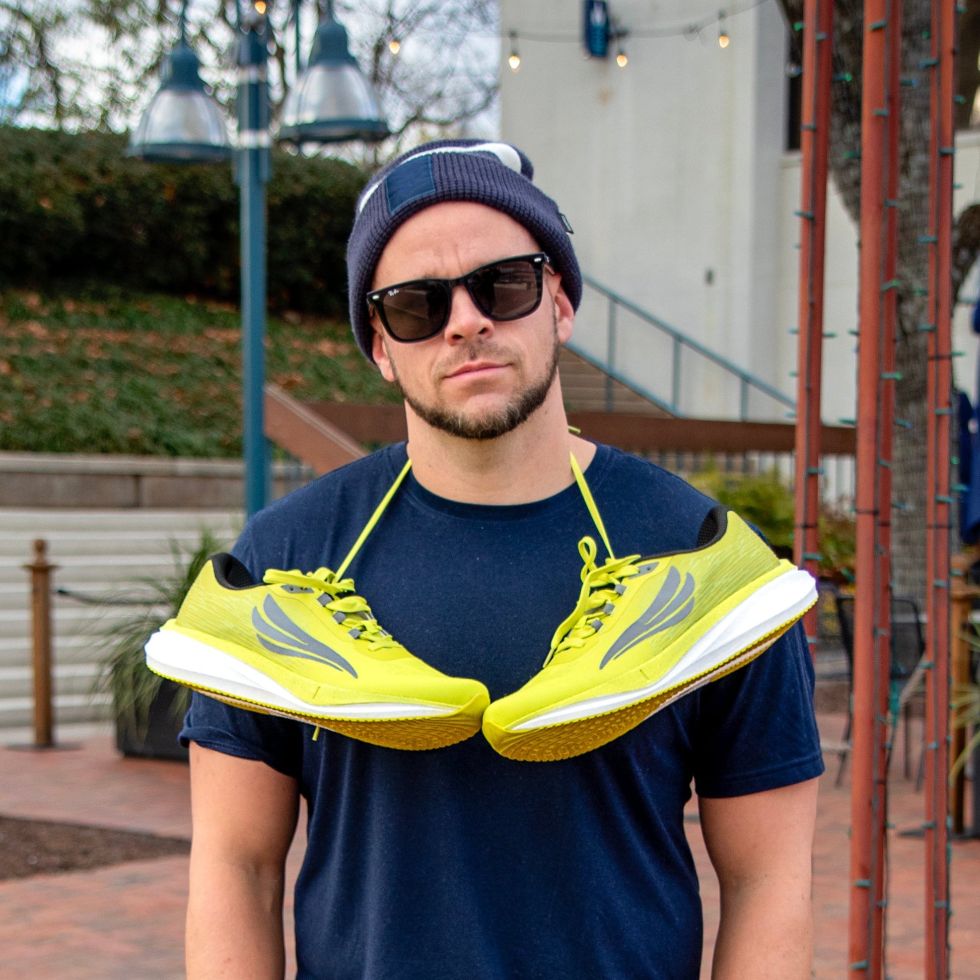Swift Running - HORUS Men - Yellow - Man with shoes slung around neck